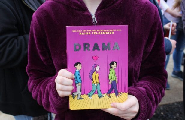 A person holds the book "Drama"