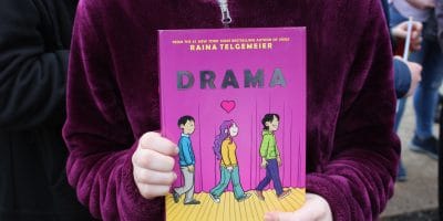 A person holds the book "Drama"