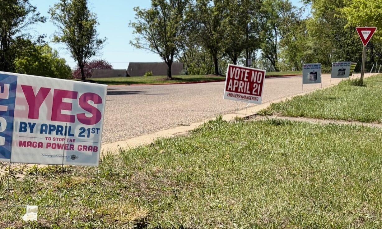 Voting signs for and against the April 21 constitutional mementos