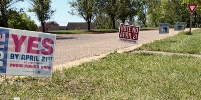 Voting signs for and against the April 21 constitutional mementos
